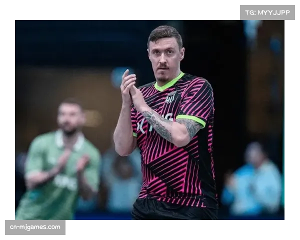 特写:在替补席上,即将退役的沃尔夫斯堡老将克鲁泽的眼神。